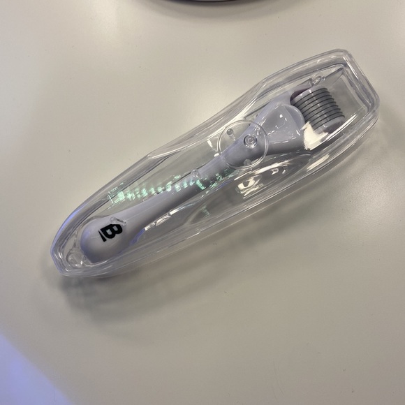 Microneedle Derma Facial Roller With Storage Case - Picture 5 of 8